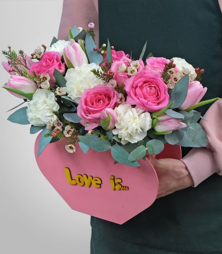 Композиция из Роз, Гвоздики и Тюльпанов в ящике «Любовь это»