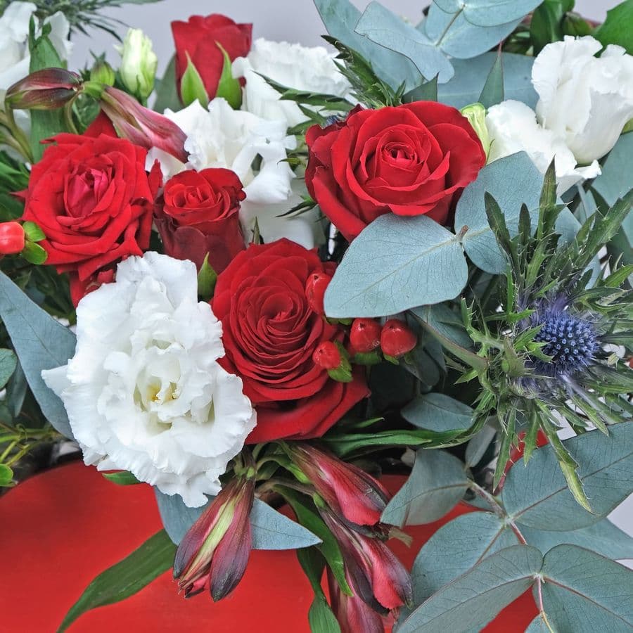 Композиция из Роз и Альстромерии в ящике «Любовь с первого взгляда»