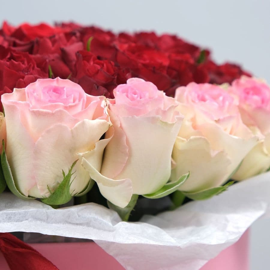 Композиция из кенийских роз Сердце в шляпной коробке «Пылкая Любовь»