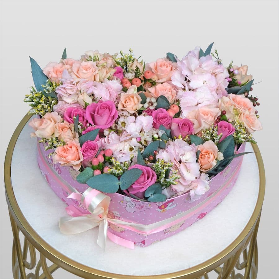 Композиция из Роз и Гортензии в коробке-сердце «Единственной»