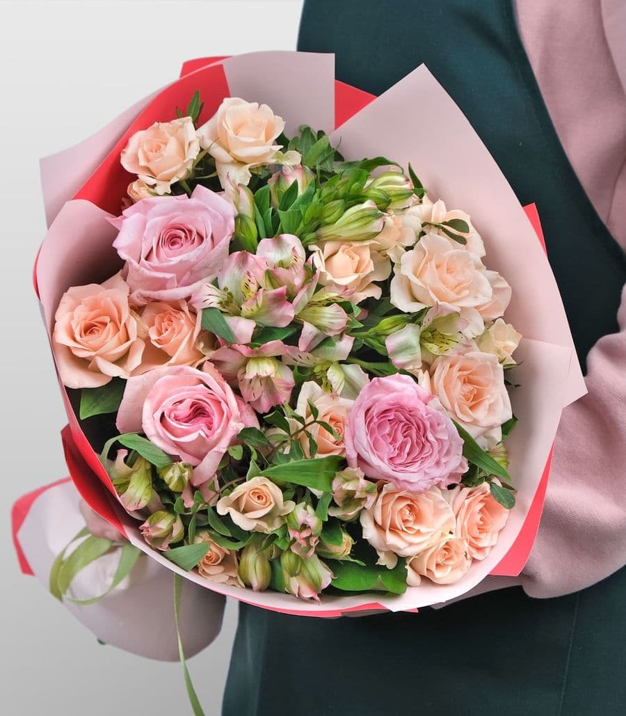 Букет из Альстромерии и кустовых роз «Сказочной»