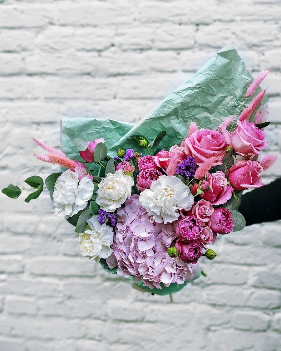 Букет из Гортензии, Розы России, Мистибаблс и Диантуса «Обольстительной»