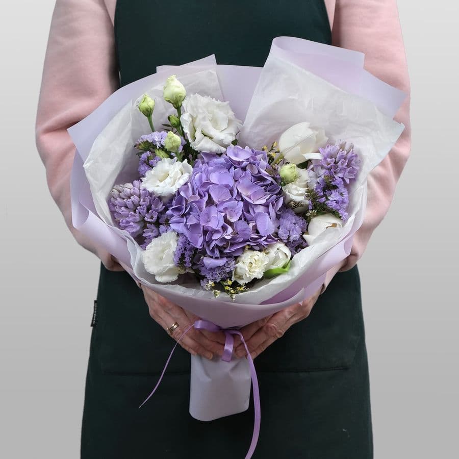 Букет из гортензии и тюльпанов «Обаятельной»
