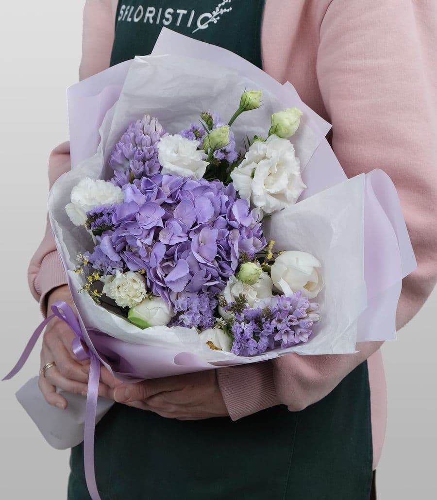 Букет из гортензии и тюльпанов «Обаятельной»
