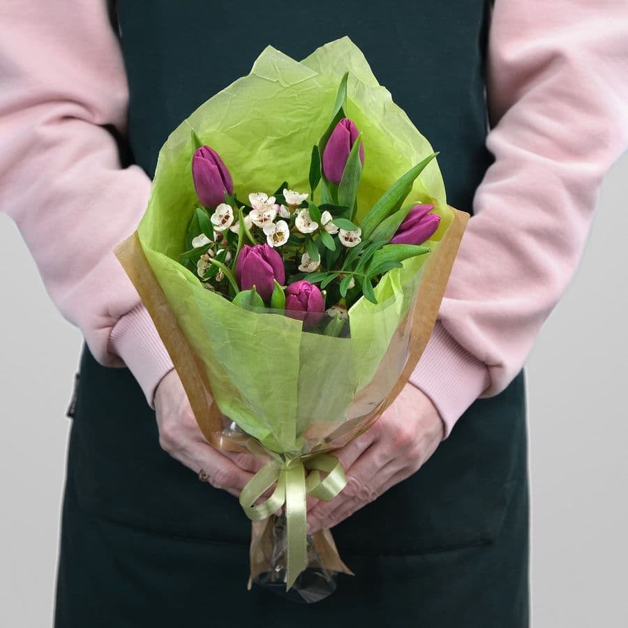 Букет из Тюльпанов и Хамелациума «Одурманивающей»