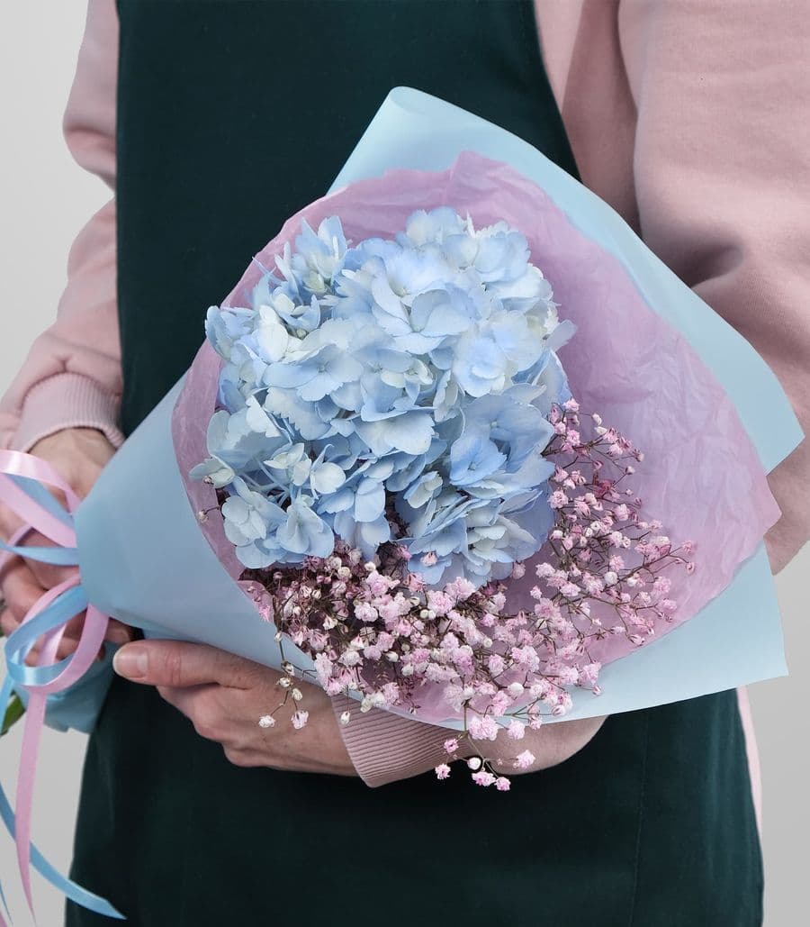Букет из гортензии и гипсофилы «Инь и Ян»