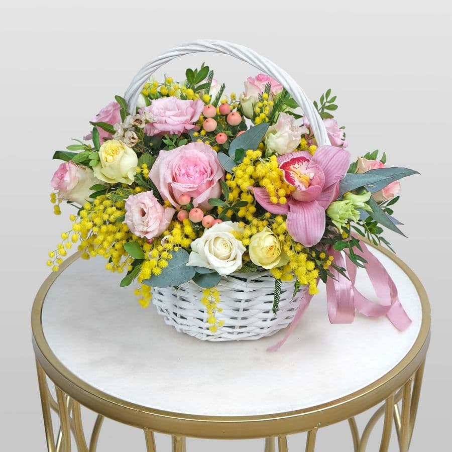 Композиция из Орхидеи, Мимозы и Роз в корзине «Умопомрачительной»