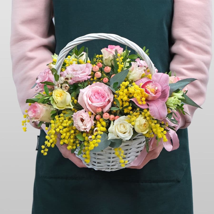 Композиция из Орхидеи, Мимозы и Роз в корзине «Умопомрачительной»