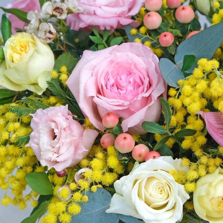 Композиция из Орхидеи, Мимозы и Роз в корзине «Умопомрачительной»