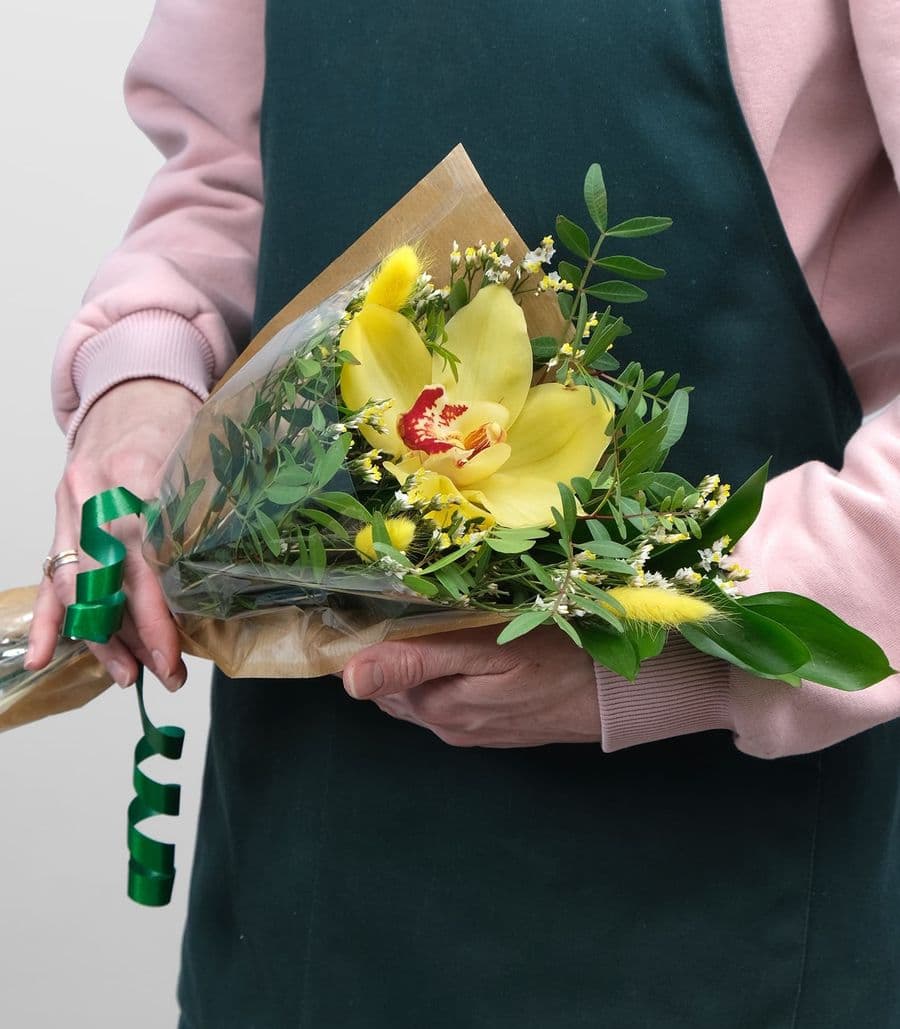 Букет из Орхидеи и Рускуса «Яркое солнышко»