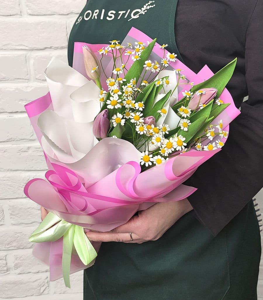 Букет из Тюльпанов и Матрикарии «Юная Любовь»