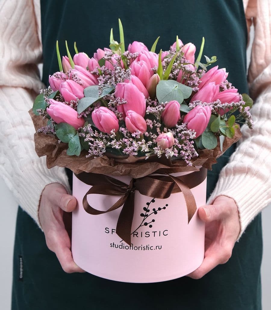 Композиция из Тюльпанов и Лимониума в шляпной коробке «Восторг»