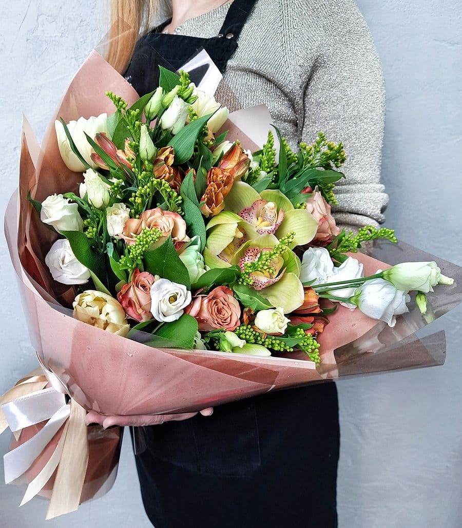 Букет из Роз и Орхидеи «Изысканный комплимент»