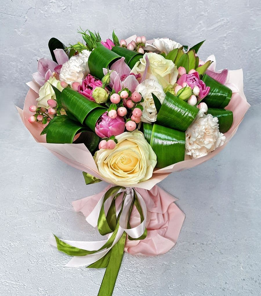 Букет из Тюльпанов, Гвоздики и Орхидей «Лукошко»