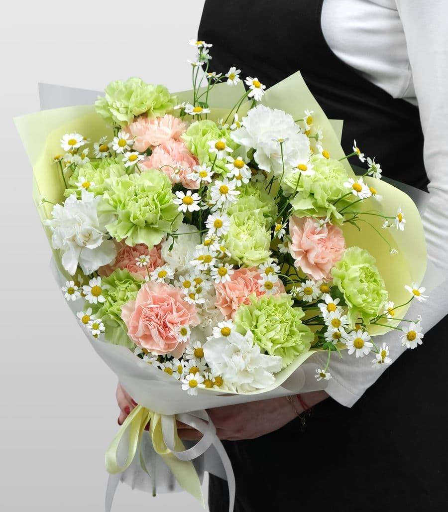 Букет из Гвоздик и Матрикарии «Ранняя Весна»