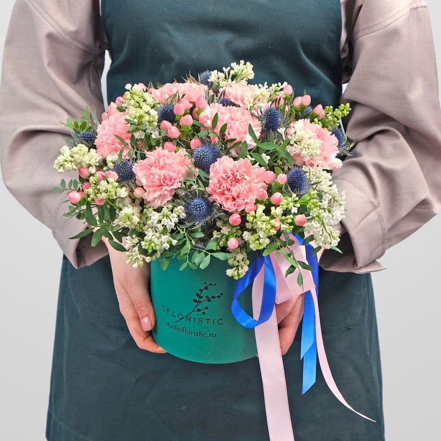 Композиция из Гвоздики и Сирени в шляпной коробке «Аврора»