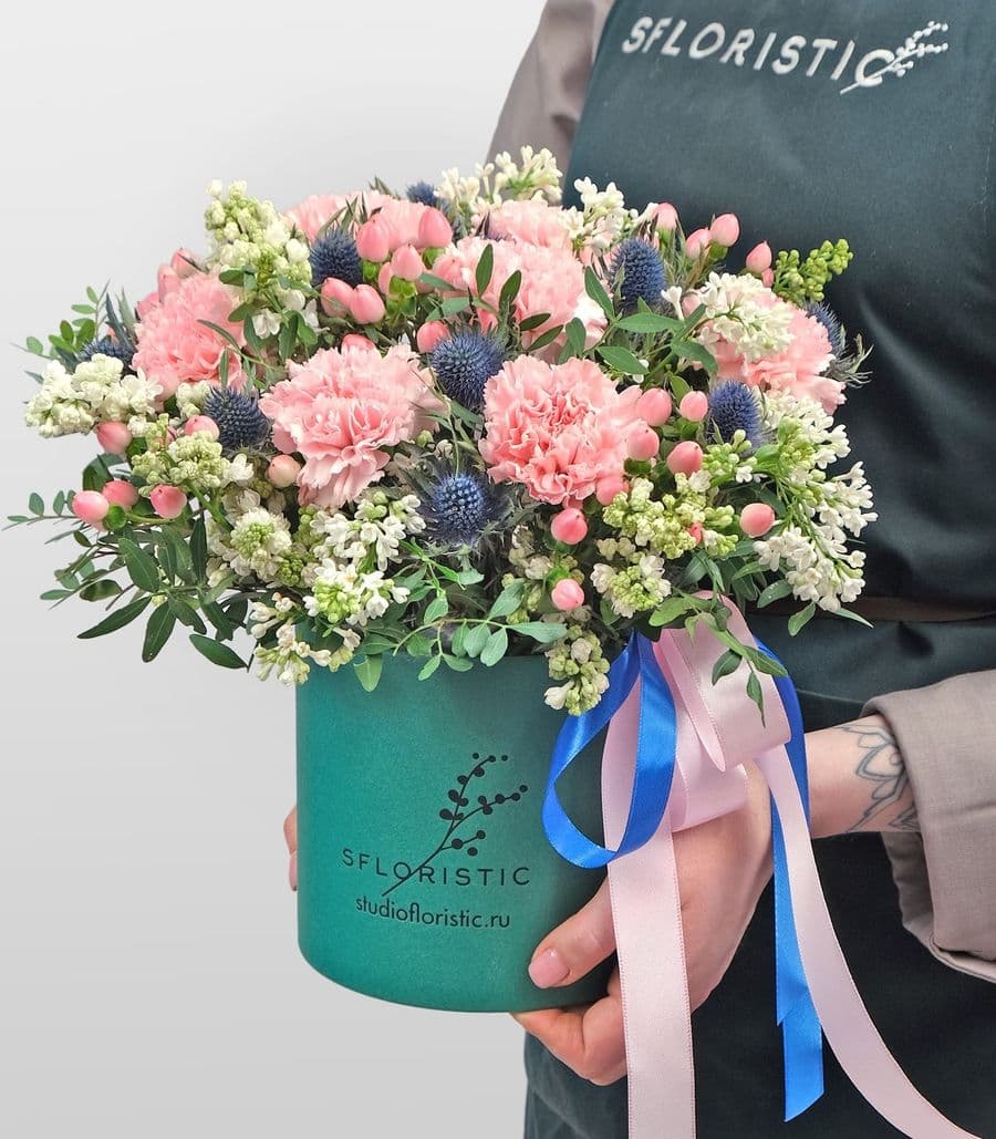 Композиция из Гвоздики и Сирени в шляпной коробке «Аврора»