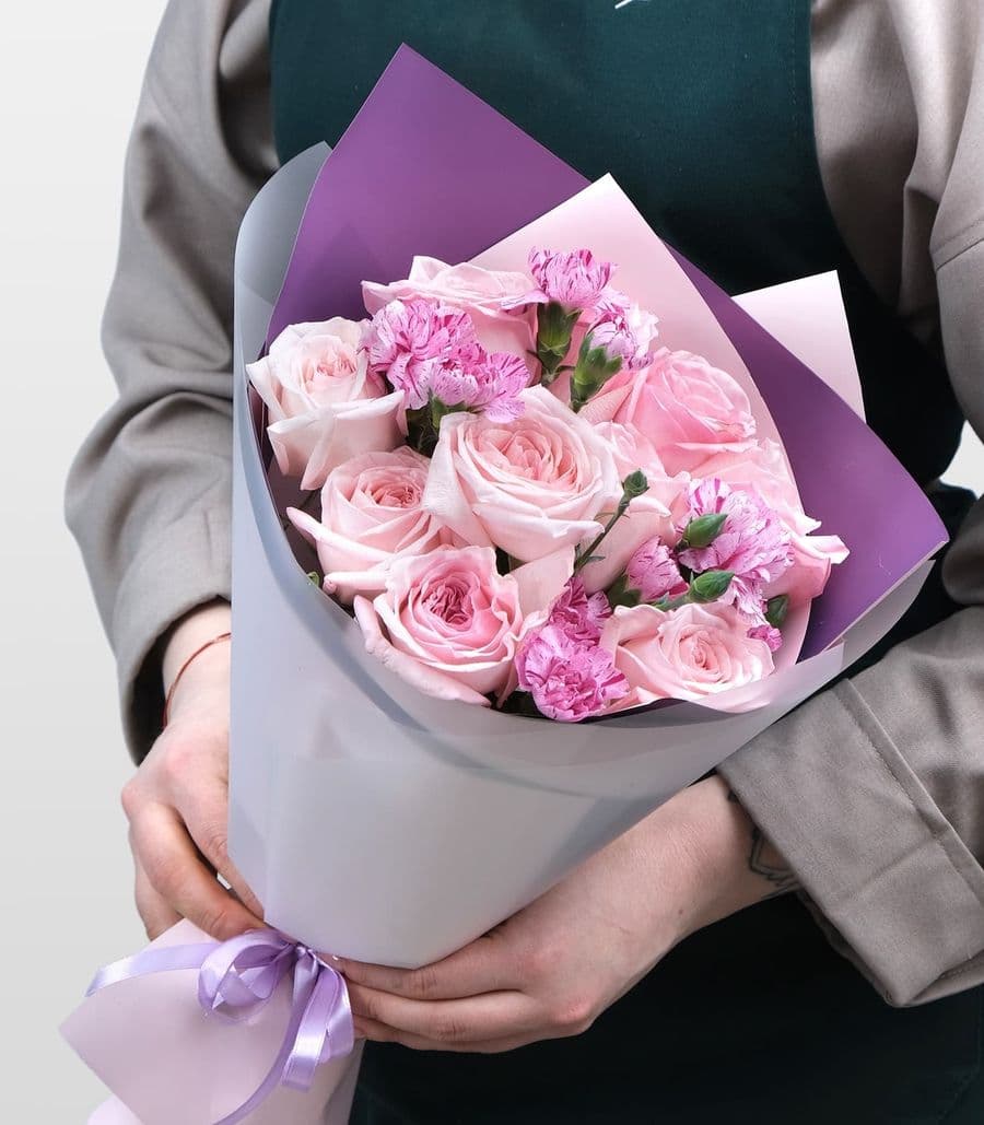 Букет из Роз Охара и Гвоздики «Очаровательный Сад»