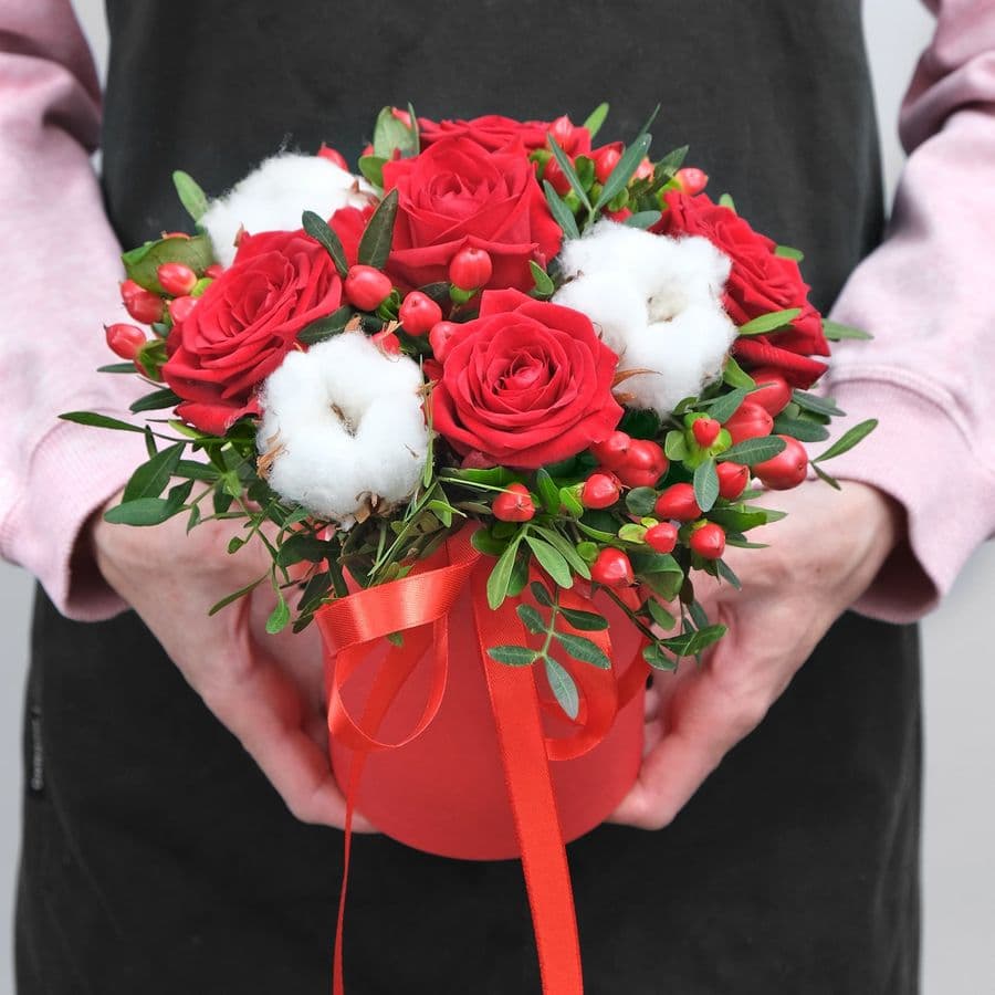 Композиция из Роз и Гиперикума в шляпной коробке «Тайная страсть»