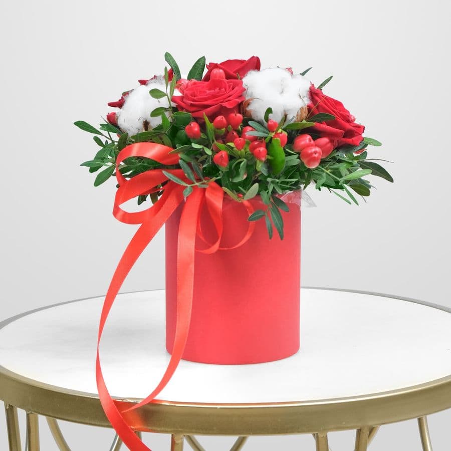 Композиция из Роз и Гиперикума в шляпной коробке «Тайная страсть»