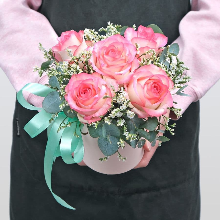 Композиция из Роз и Лимониума в шляпной коробке «Невинность»