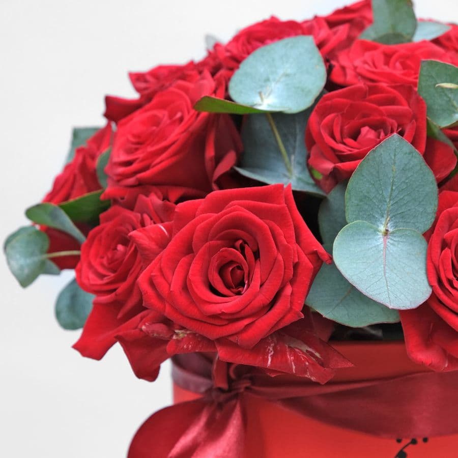 Композиция из 21 Розы с эвкалиптом «Диона»