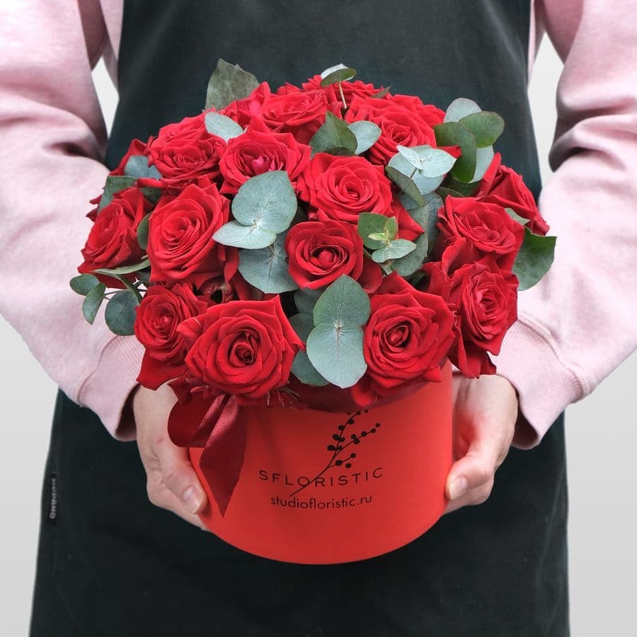 Композиция из 21 Розы с эвкалиптом «Диона»