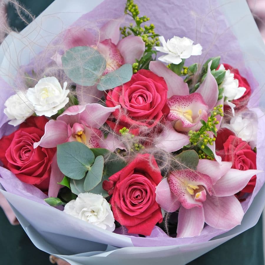 Букет из Роз, Орхидеи и Гвоздики «Шангри Ла»