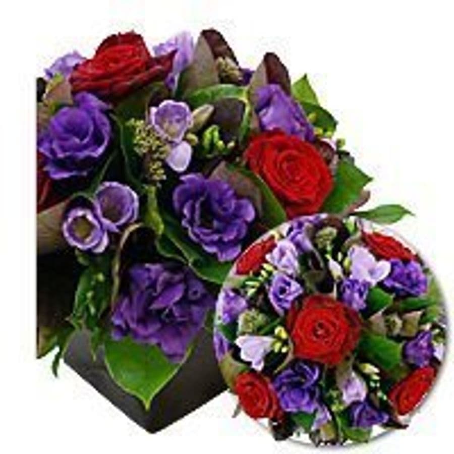 Композиция из Роз, Фрезии и Лизиантуса «Темница счастья»