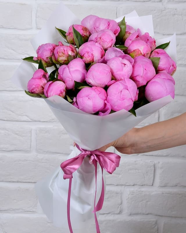 Букет из розовых пионов 19 шт «Сногшибательной»