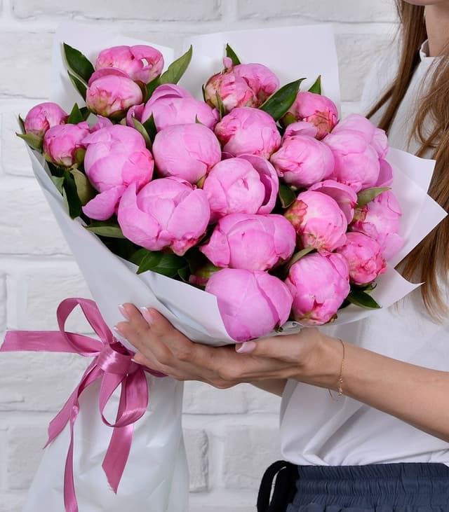 Букет из розовых пионов 21 шт «Совершенство»
