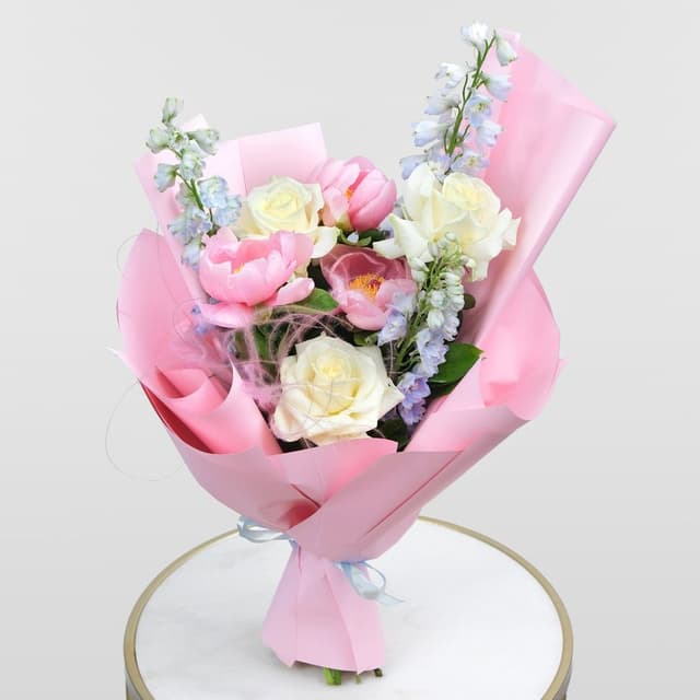 Букет из Пиона, Роз и Дельфиниума «Сайрус»