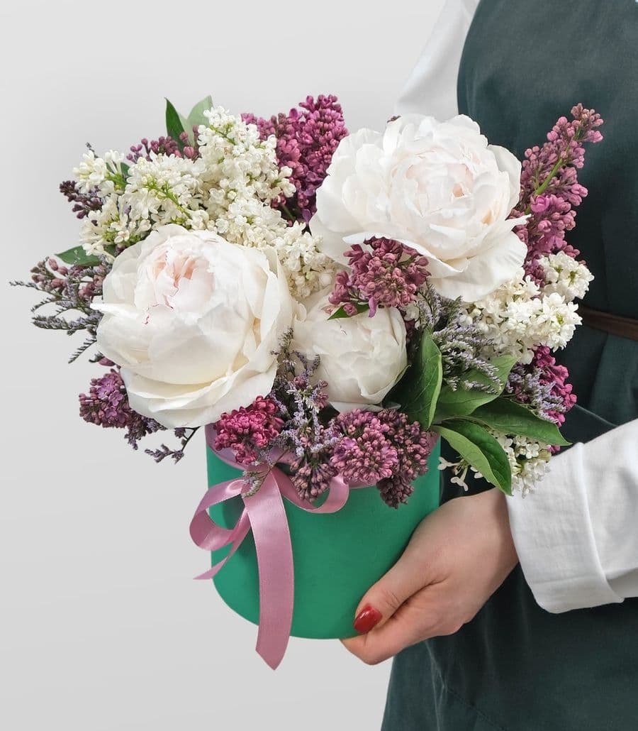 Композиция из Пионов и Сирени в шляпной коробке «Воздушная прелесть»