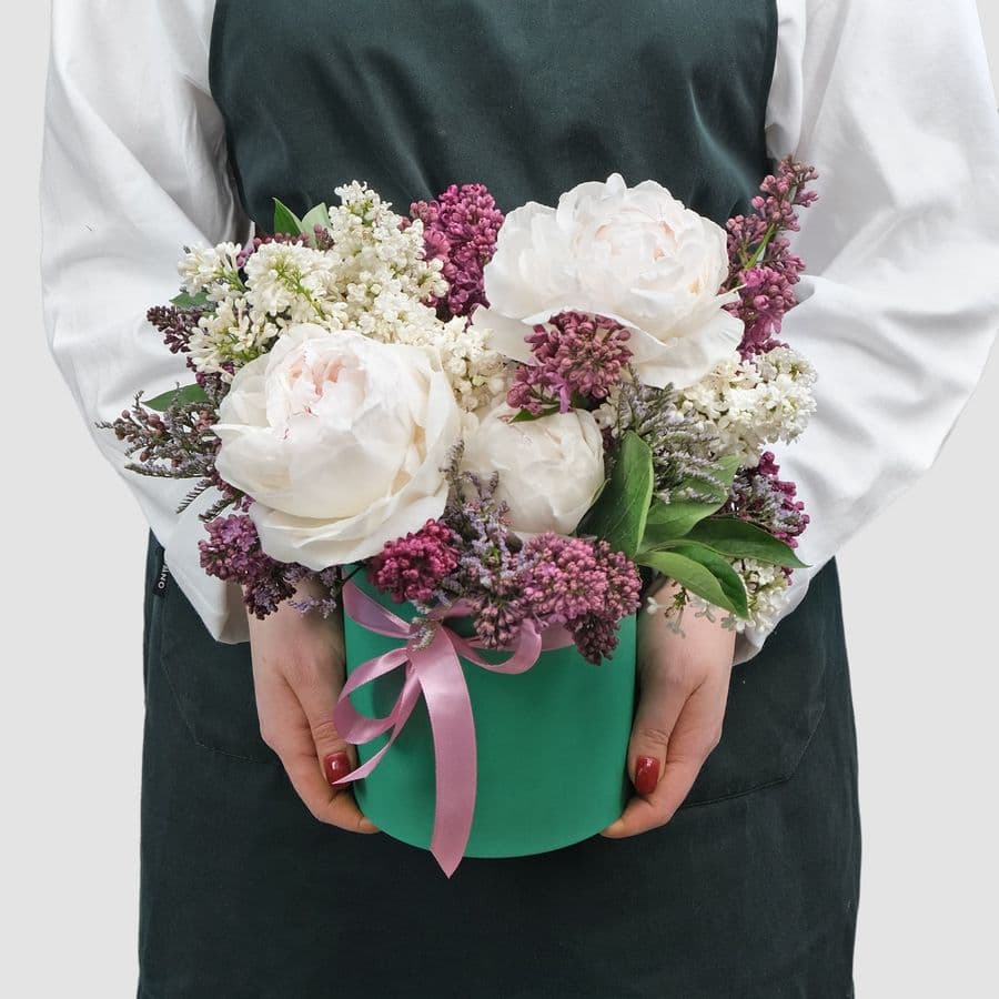 Композиция из Пионов и Сирени в шляпной коробке «Воздушная прелесть»