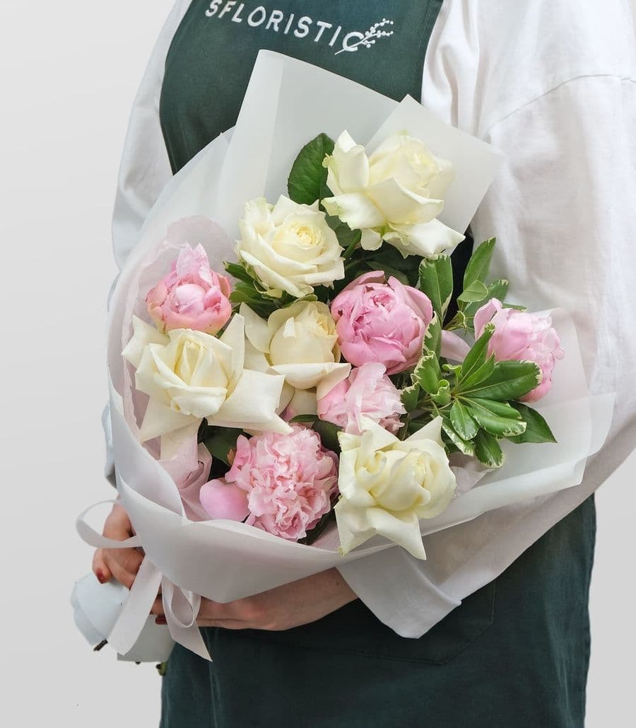 Букет из Пионов и Питтоспорума «Красочное лето»