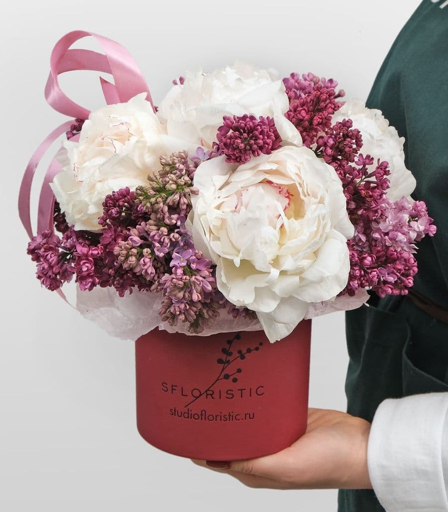 Композиция из Пионов и Сирени в шляпной коробке «Монро»