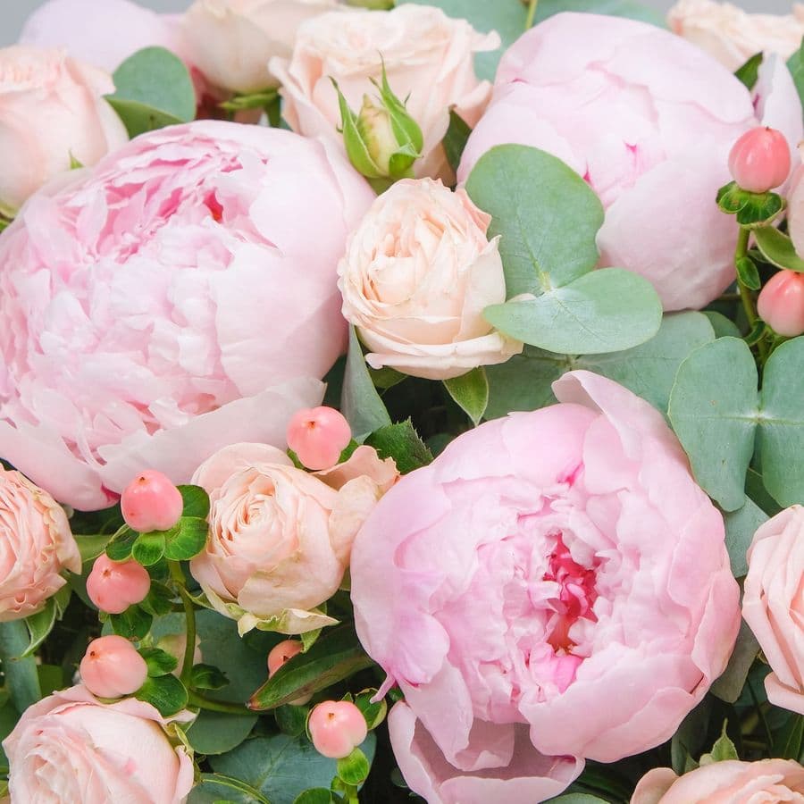 Композиция из Пионов и Кустовой Розы в корзине «Розовое счастье»