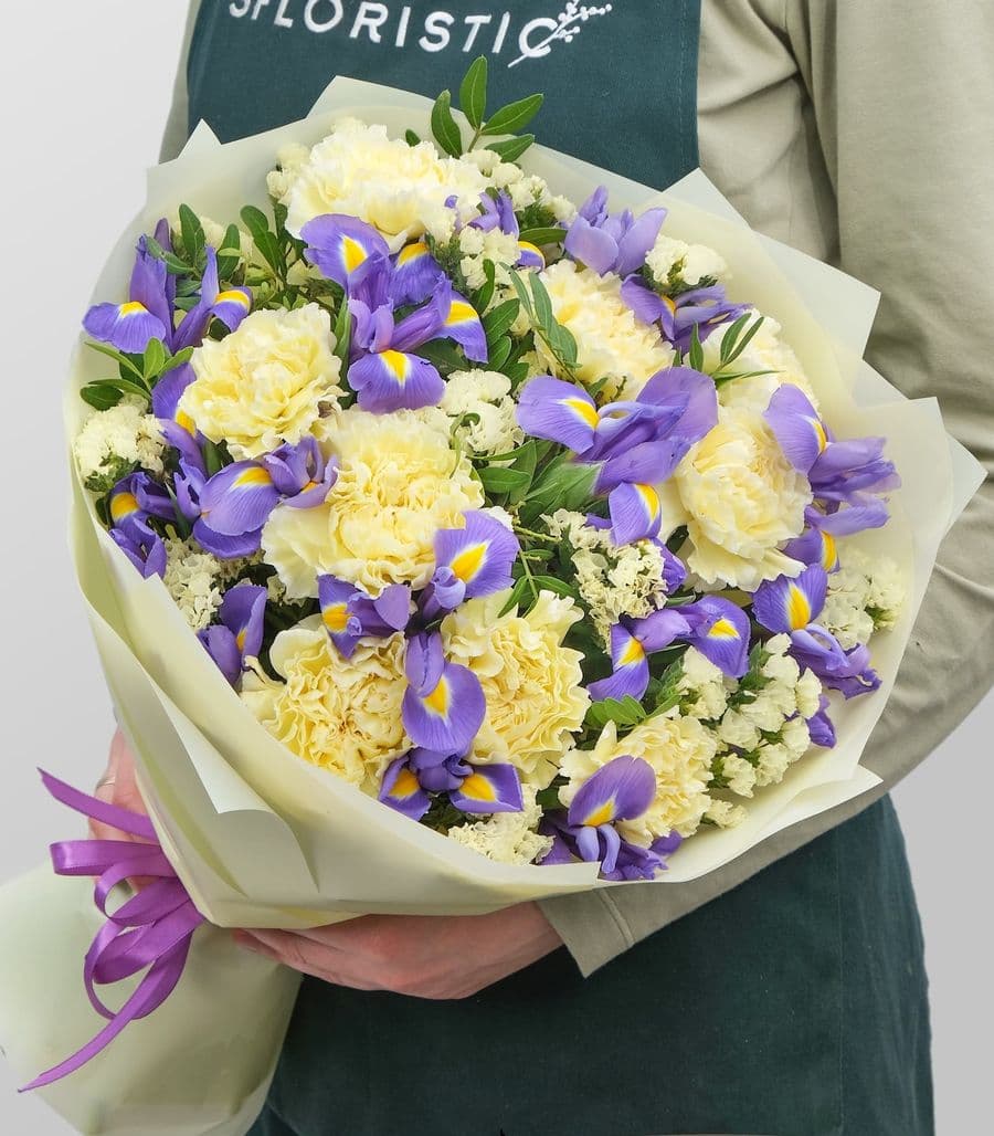 Букет из Ирисов и Гвоздик «Поцелуй Бога»