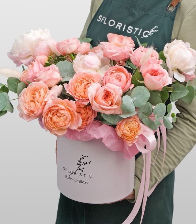 Композиция из Пионов, кустовых и пионовидных Роз «Розовая Лагуна»