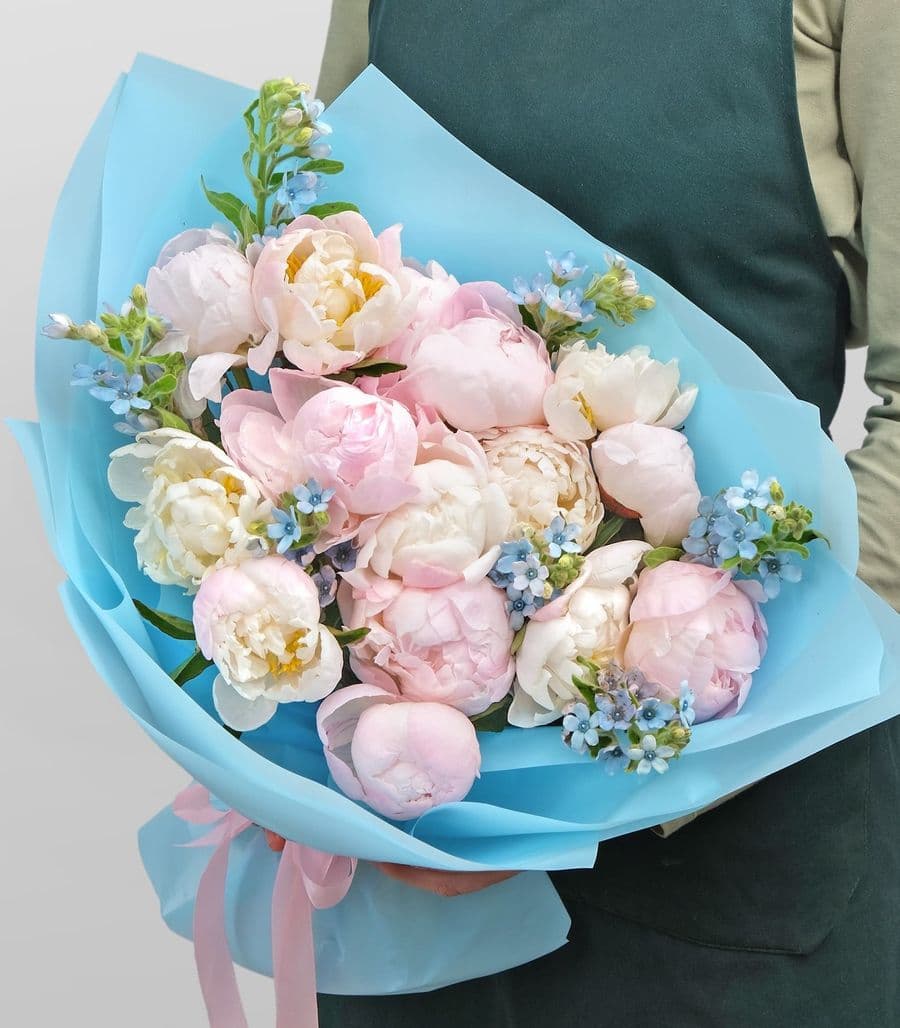 Букет из Пионов и Оксипеталума «Красивая Любовь»