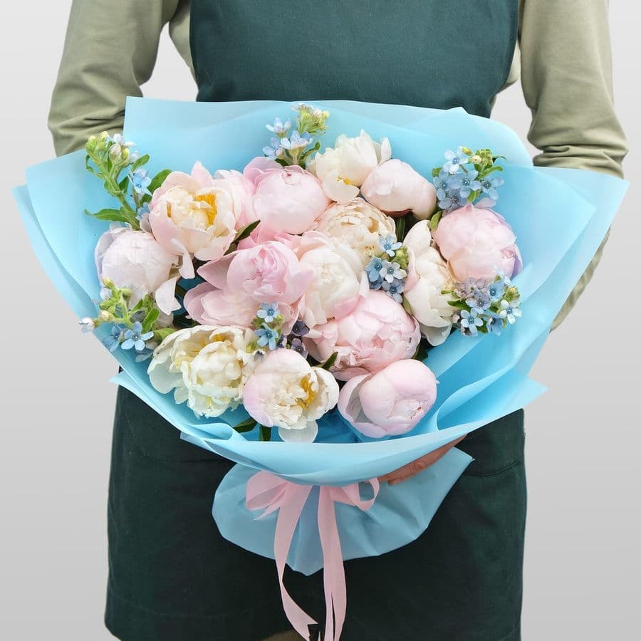 Букет из Пионов и Оксипеталума «Красивая Любовь»