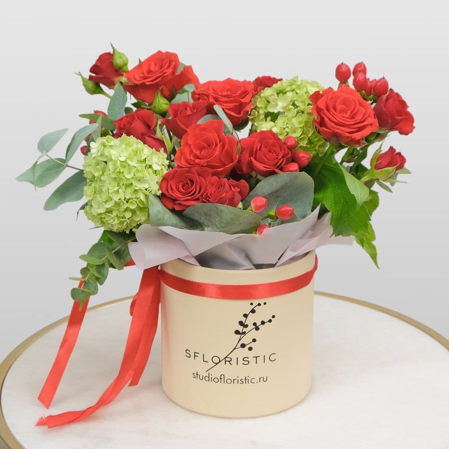 Композиция из Роз, Гиперикума и Вибурнума в шляпной коробке «Мечта»