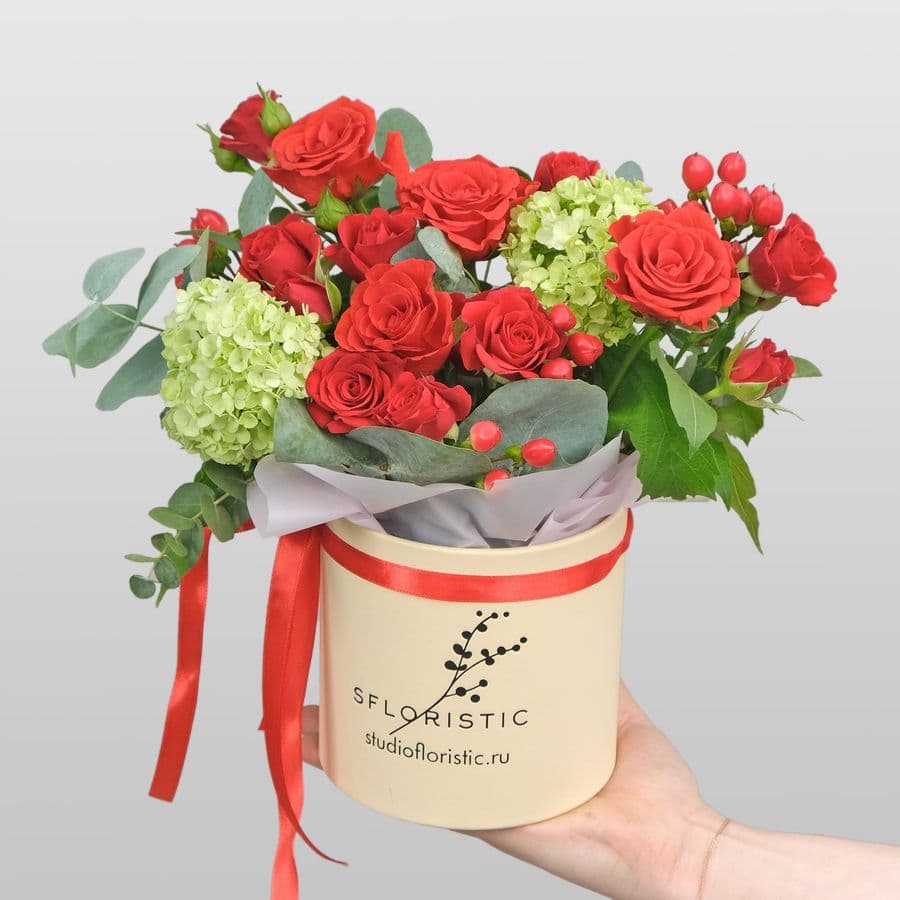 Композиция из Роз, Гиперикума и Вибурнума в шляпной коробке «Мечта»