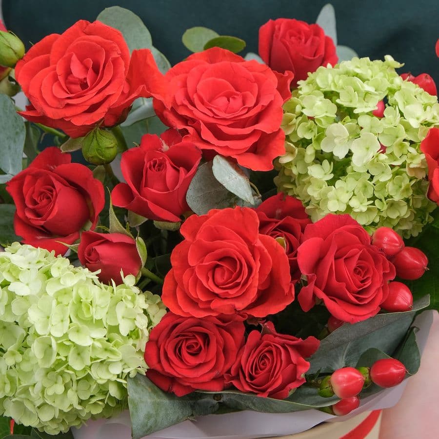 Композиция из Роз, Гиперикума и Вибурнума в шляпной коробке «Мечта»