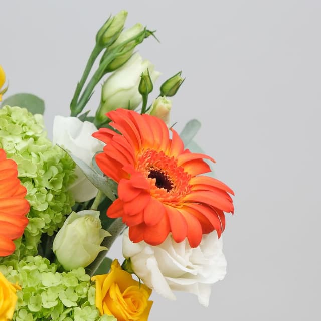 Композиция из Кустовых Роз, Эустомы и Гермини в шляпной коробке «Оранжевое счастье»