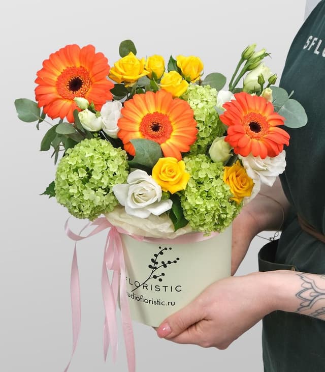 Композиция из Кустовых Роз, Эустомы и Гермини в шляпной коробке «Оранжевое счастье»