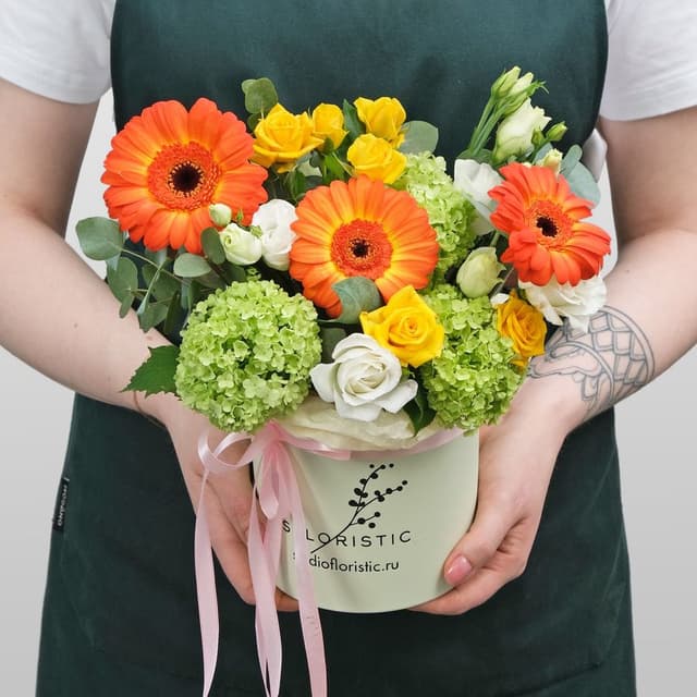 Композиция из Кустовых Роз, Эустомы и Гермини в шляпной коробке «Оранжевое счастье»