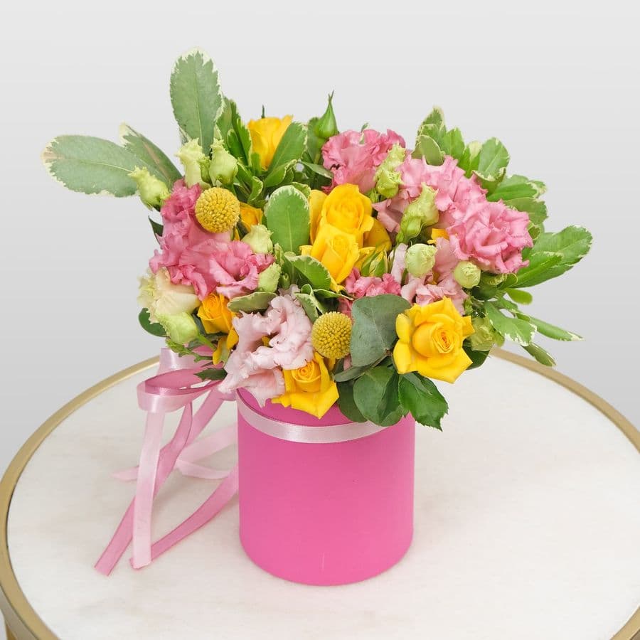 Композиция из Кустовых Роз и Эустомы в шляпной коробке «Удивительный»