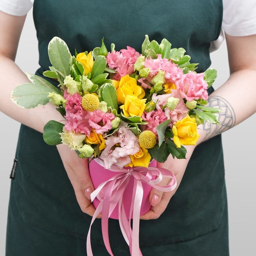 Композиция из Кустовых Роз и Эустомы в шляпной коробке «Удивительный»