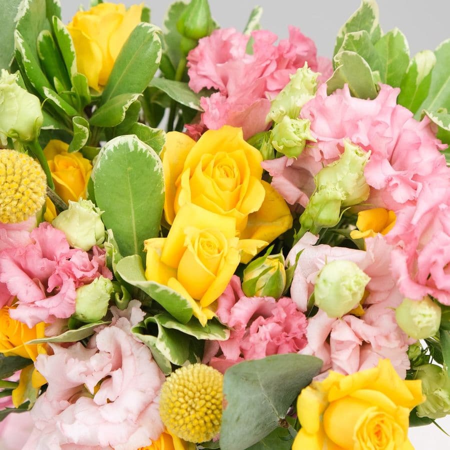 Композиция из Кустовых Роз и Эустомы в шляпной коробке «Удивительный»